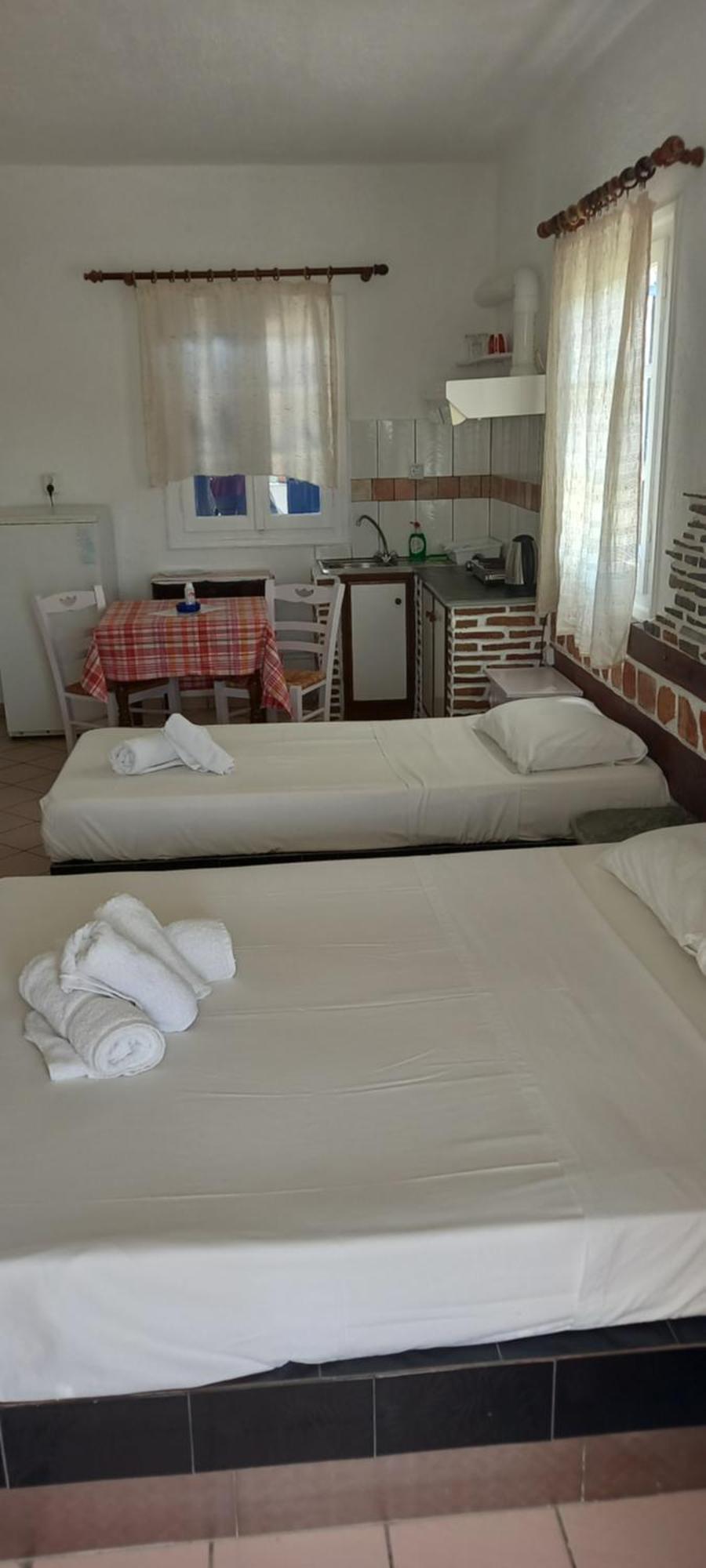 Aposperitis Rooms & Apartments Кіні Екстер'єр фото