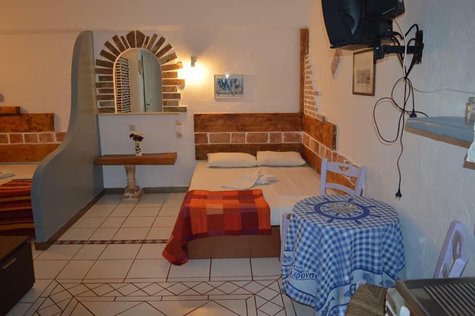 Aposperitis Rooms & Apartments Кіні Екстер'єр фото